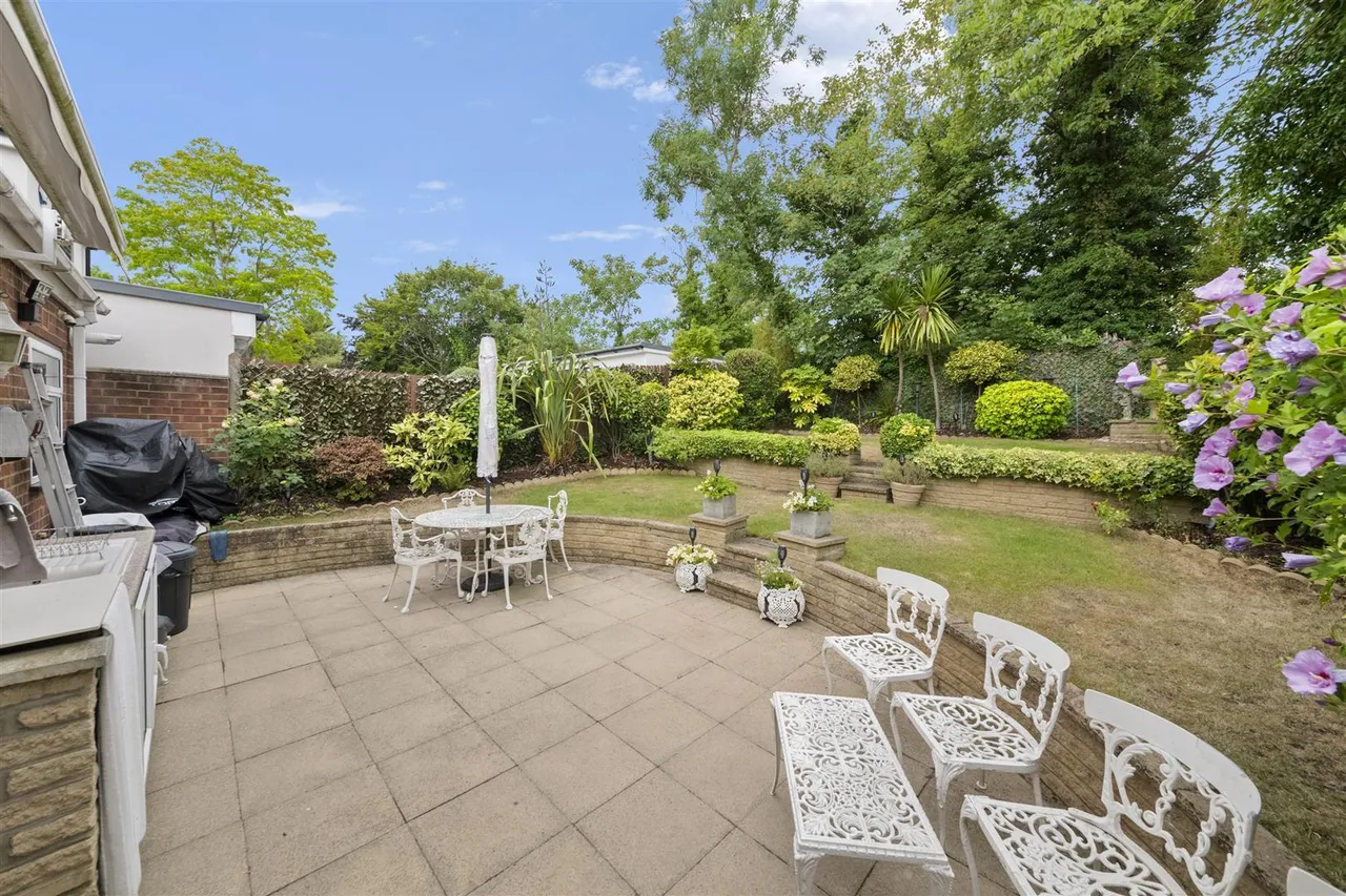 Shaftesbury Avenue, Norwood Green, photo 18