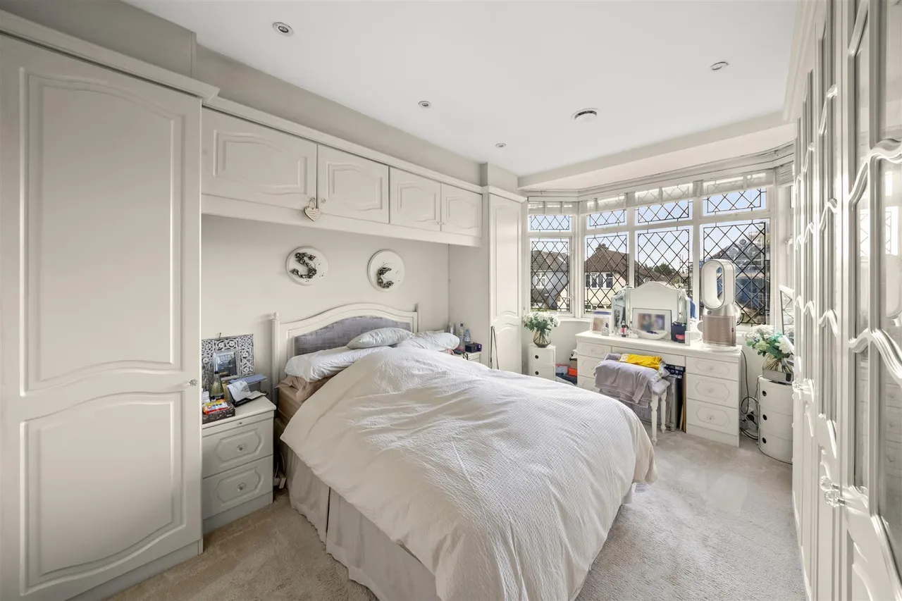 Shaftesbury Avenue, Norwood Green, photo 12