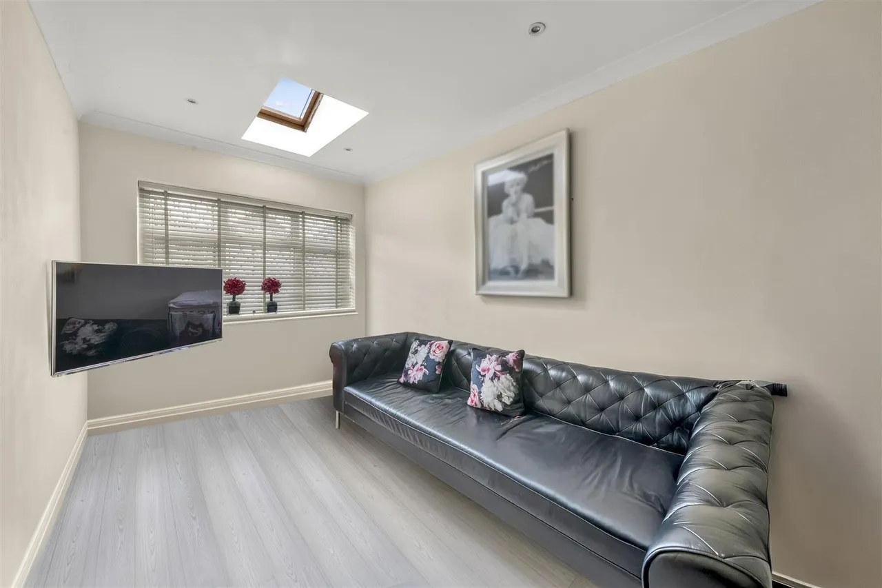 Shaftesbury Avenue, Norwood Green, photo 10