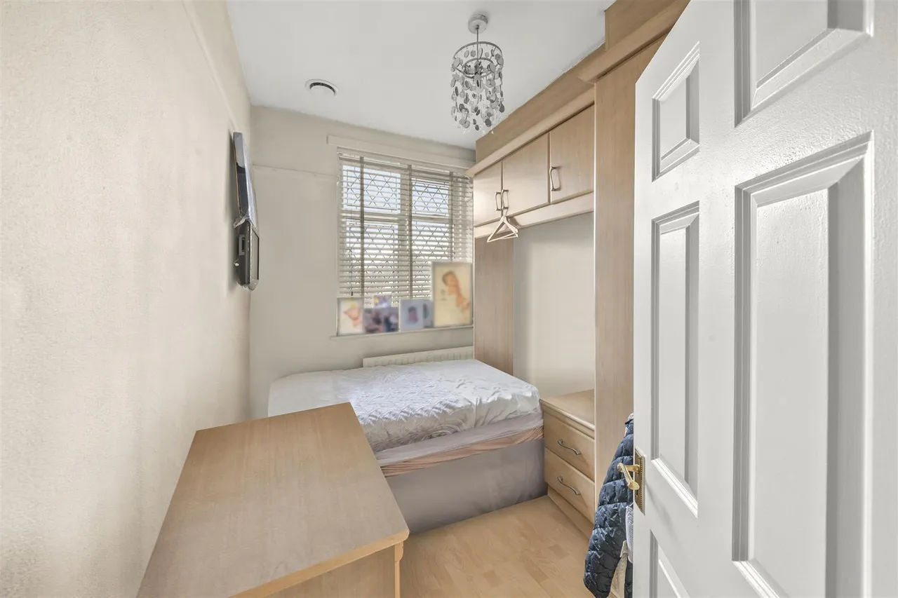 Shaftesbury Avenue, Norwood Green, photo 16