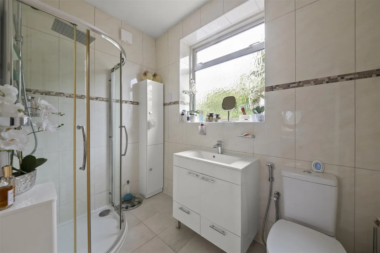 Shaftesbury Avenue, Norwood Green, photo 15