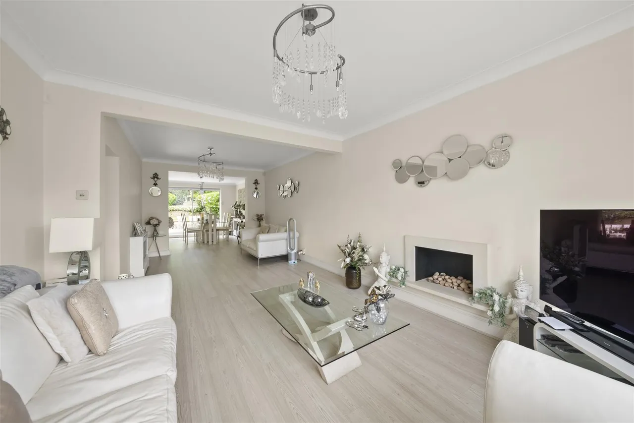Shaftesbury Avenue, Norwood Green, photo 4