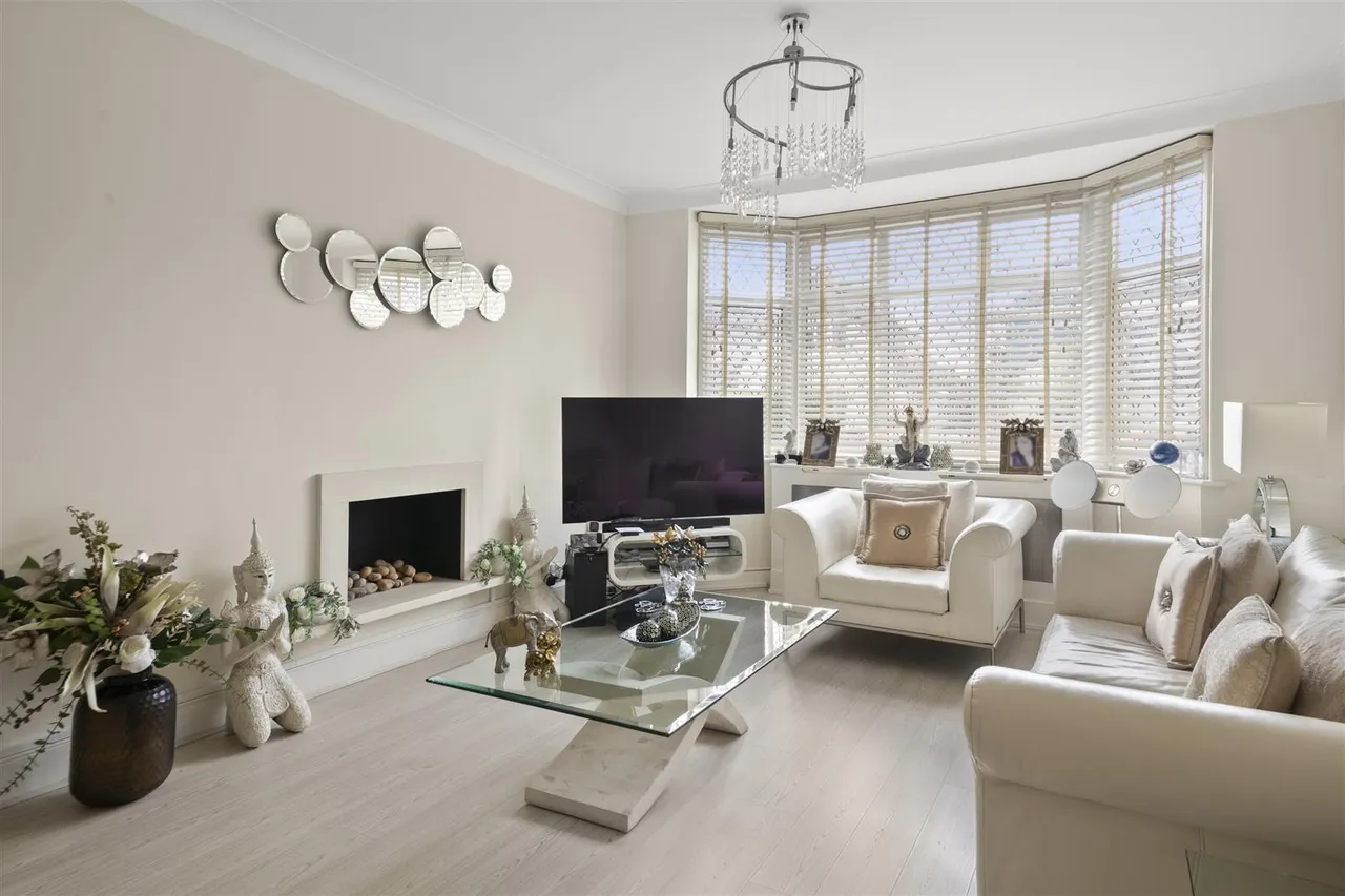 Shaftesbury Avenue, Norwood Green, photo 2