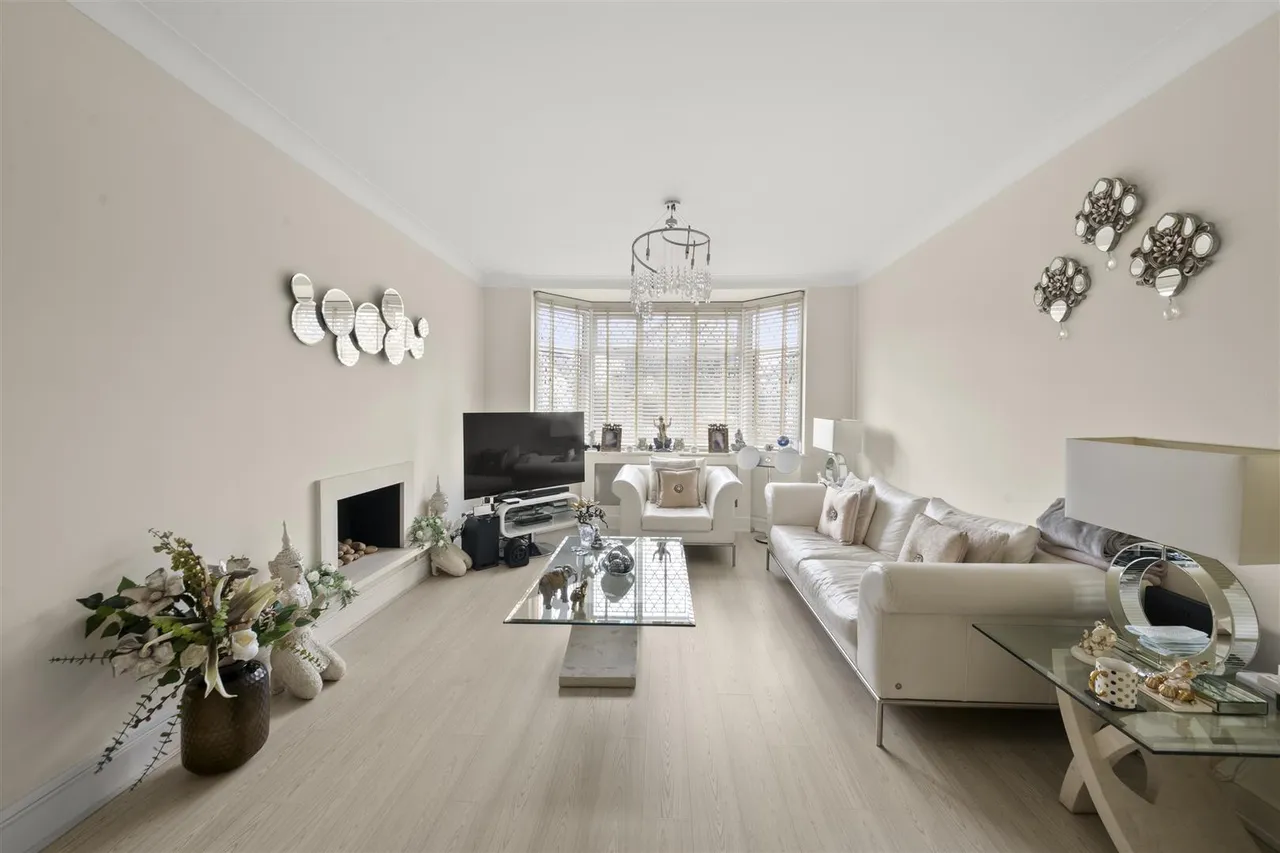 Shaftesbury Avenue, Norwood Green, photo 3
