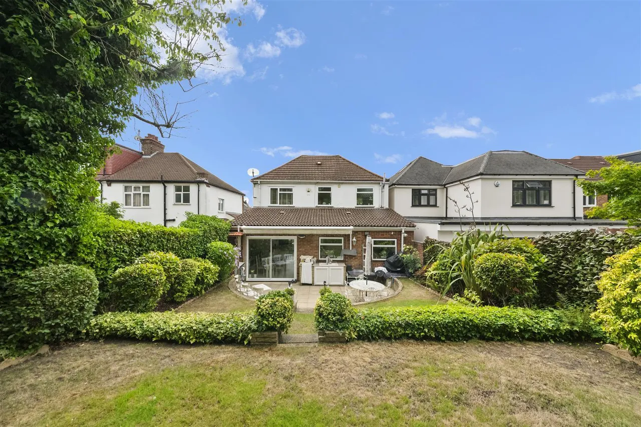 Shaftesbury Avenue, Norwood Green, photo 20