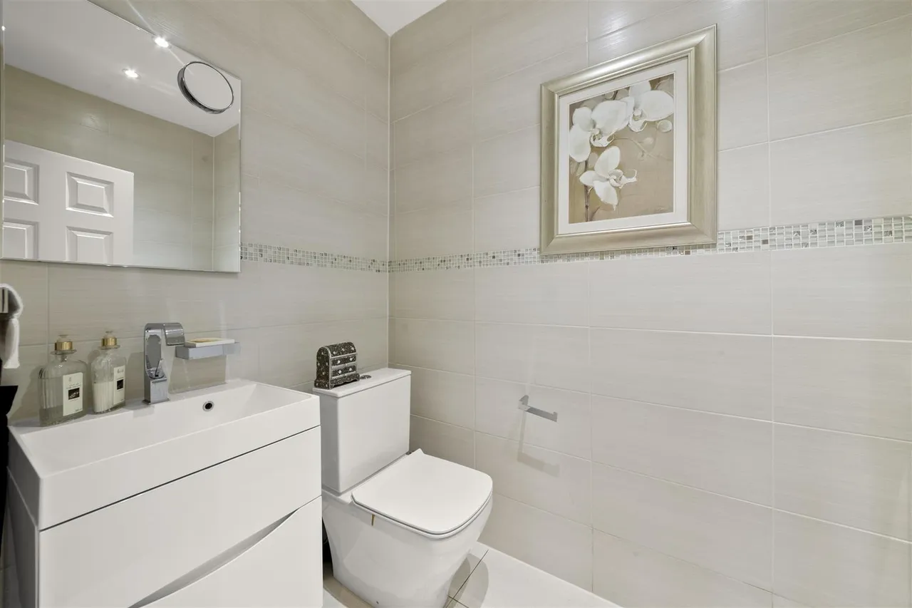 Shaftesbury Avenue, Norwood Green, photo 11