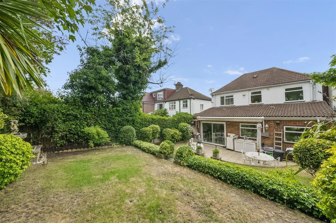 Shaftesbury Avenue, Norwood Green, photo 21