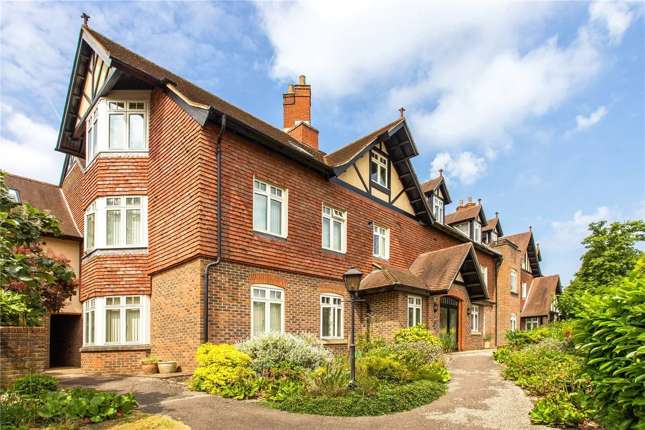 3 bed flat for sale — Horsham Road, Bramley, GU5