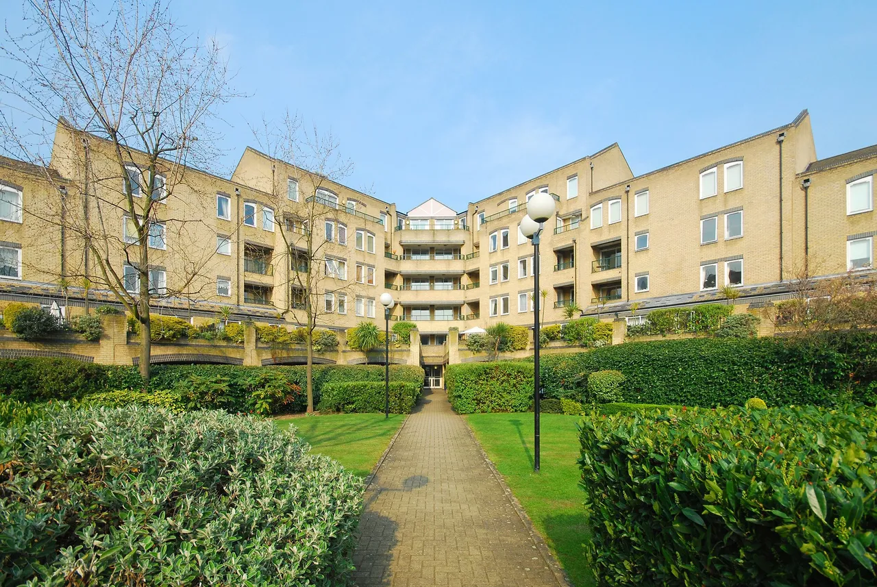 2 bed house to rent — 50 Hooper Street, London