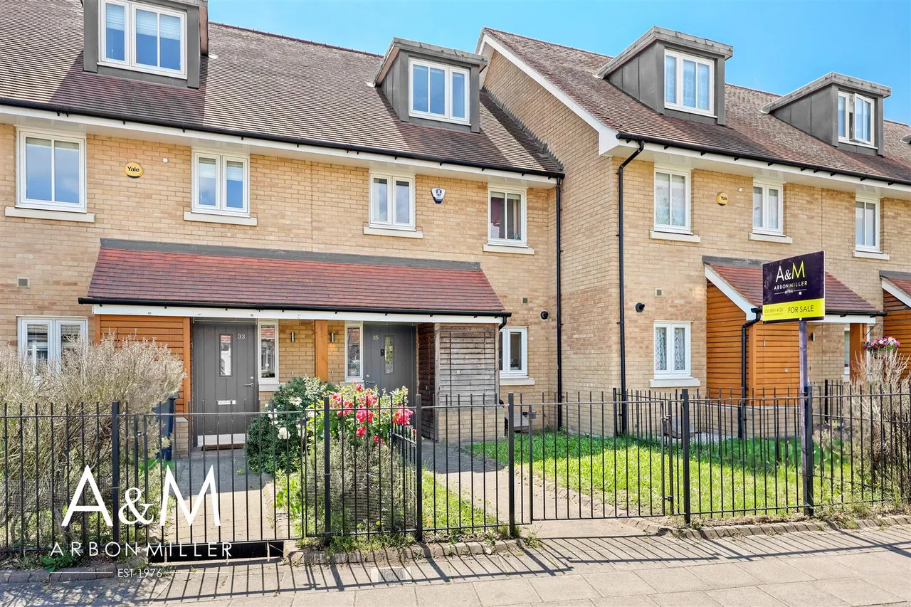 3 bed property for sale — Rachel Close, Barkingside, Essex, Ilford, IG61GP