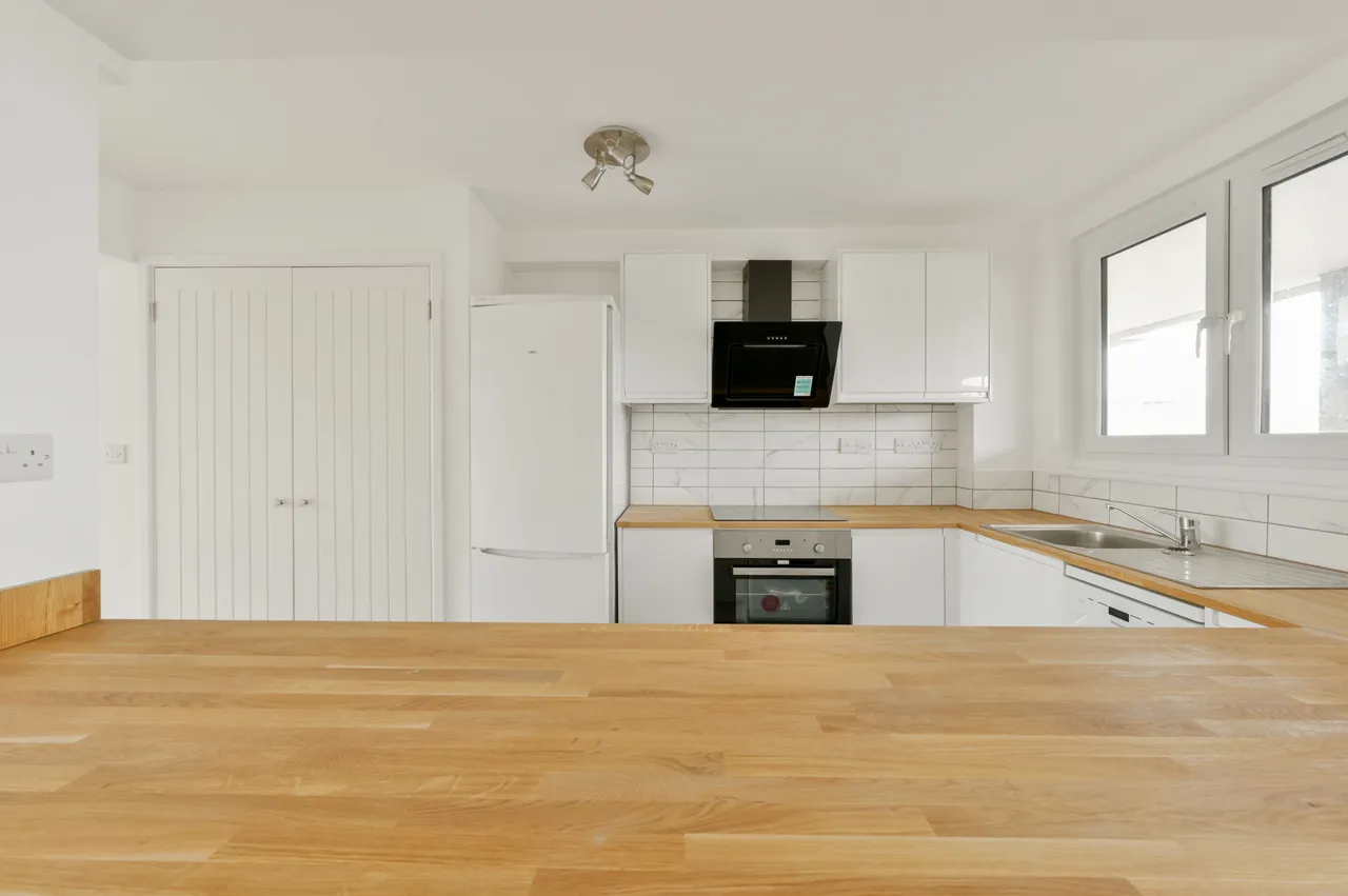 84 Romulus Court, 1 Justin Close, Brentford Dock, photo 3