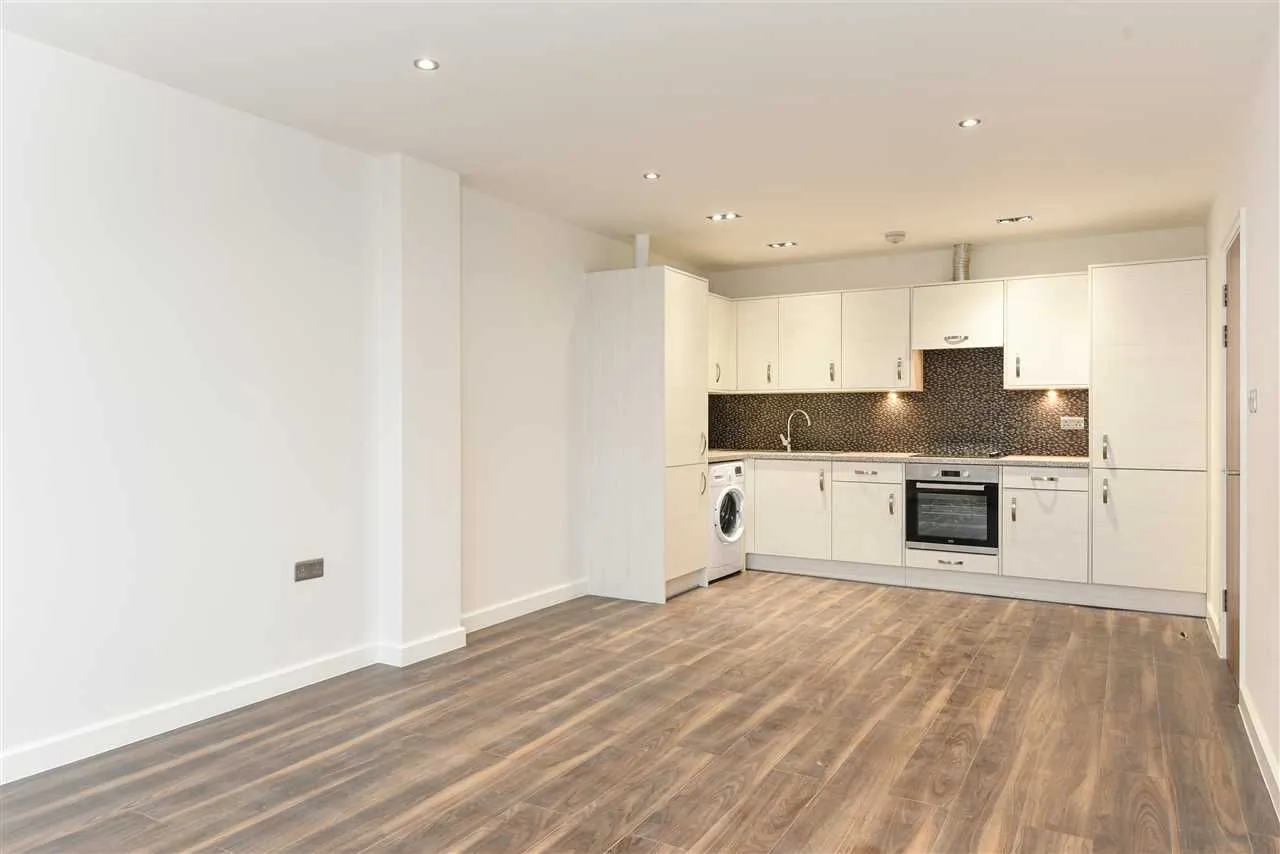 2 bed flat to rent — Kotecha Heights, High Wycombe