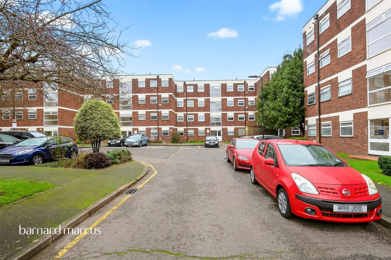 2 bed flat for sale — Oak Tree Close, London