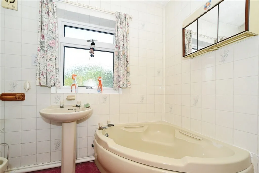 West View Crescent, Devizes, SN10, photo 2