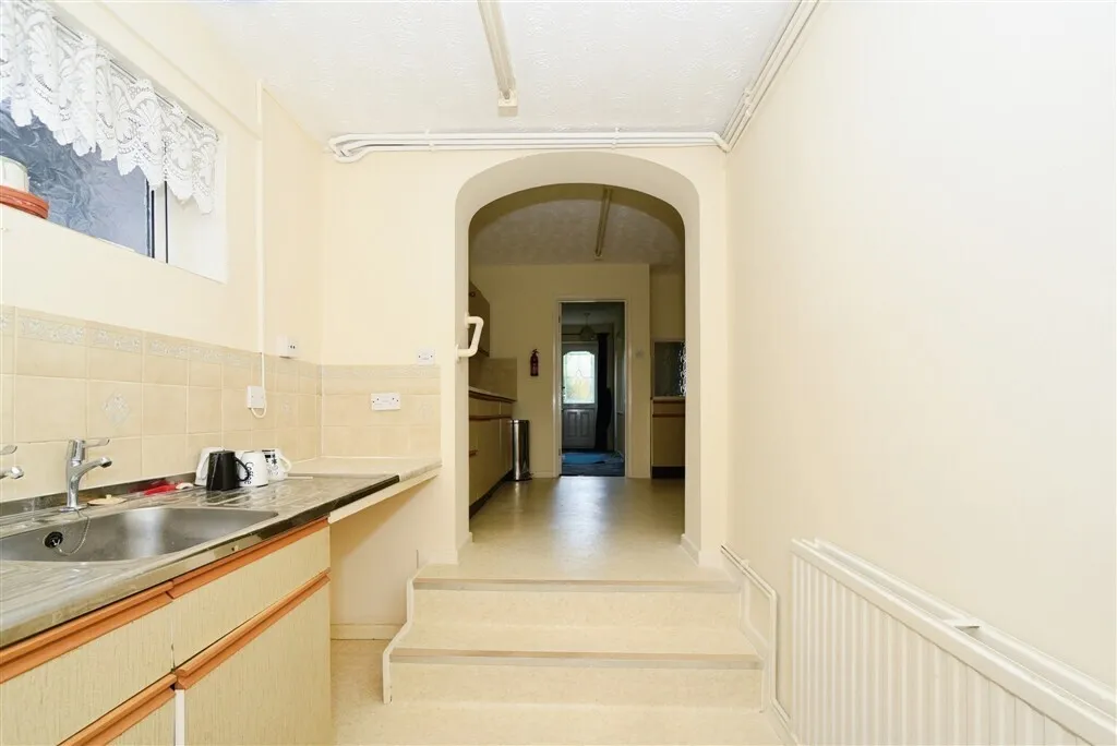 West View Crescent, Devizes, SN10, photo 15