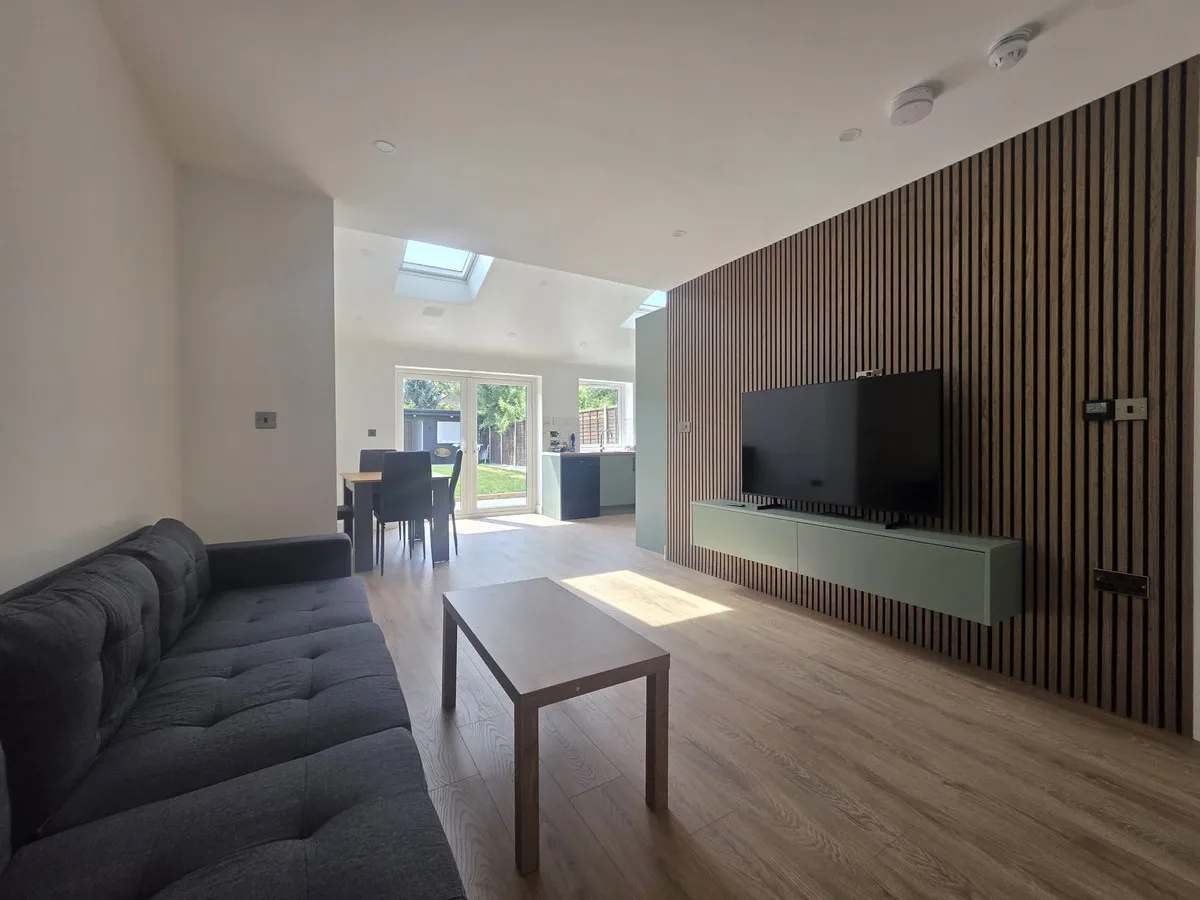 Horley, RH6 9BS, photo 2