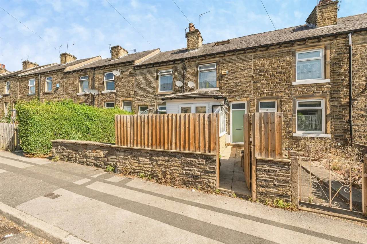 2 bed house for sale — Grisedale Avenue, Huddersfield