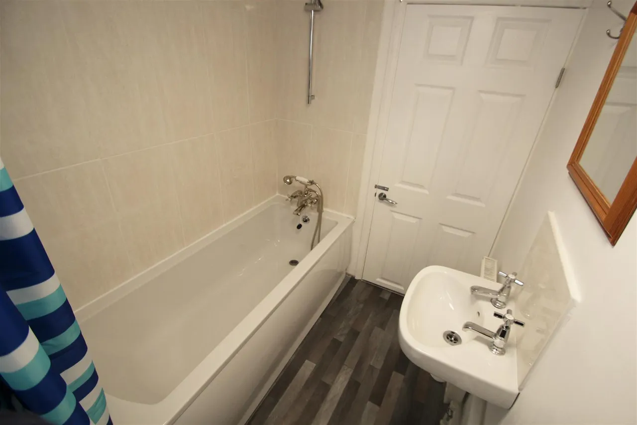 Wrangthorn Terrace, Hyde Park, LS6, photo 10
