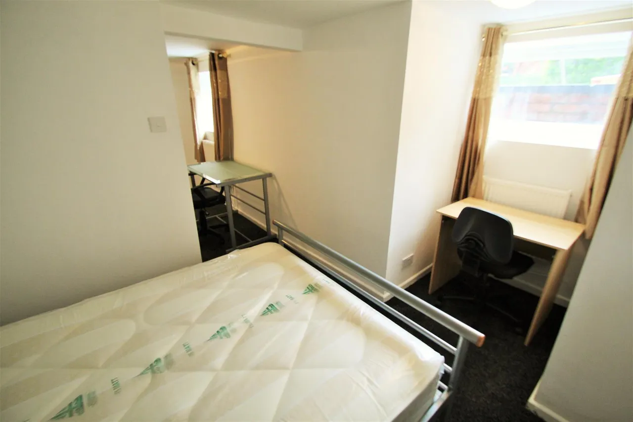 Wrangthorn Terrace, Hyde Park, LS6, photo 8