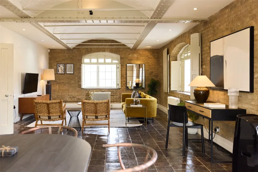 East Smithfield, Tower Hill, E1W, photo 2