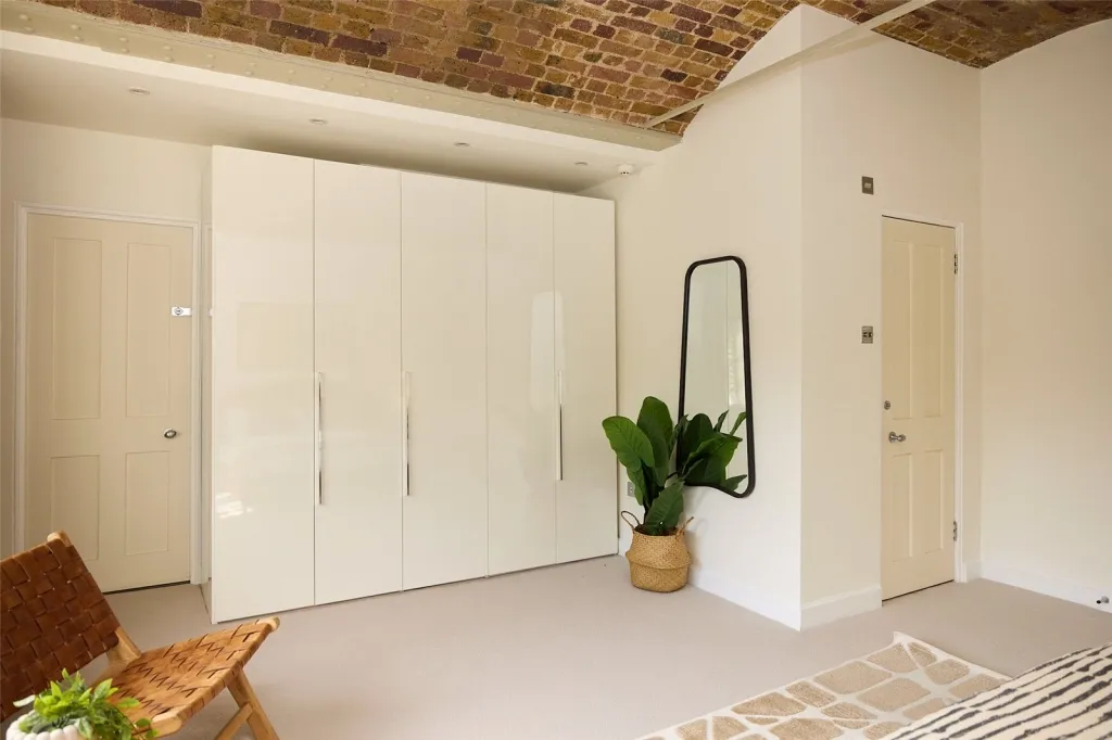 East Smithfield, Tower Hill, E1W, photo 23