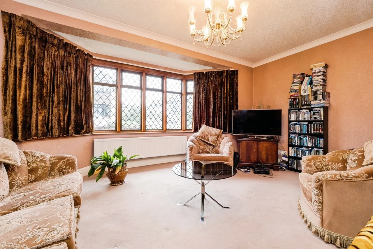 Park Avenue, WOODFORD GREEN, Essex, IG8, photo 4