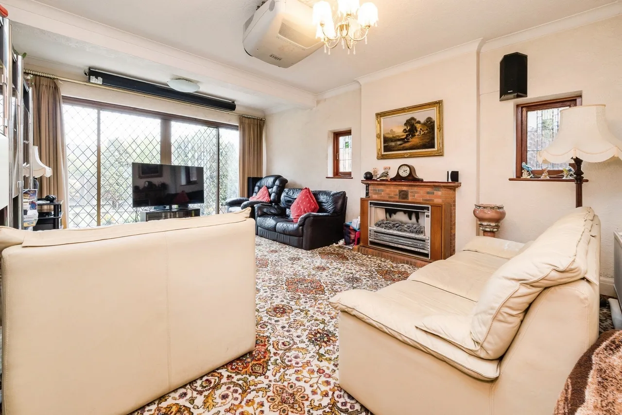 Park Avenue, WOODFORD GREEN, Essex, IG8, photo 5