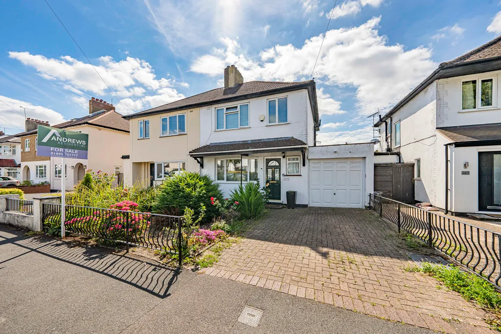 3 bed house for sale — The Fairway, South Ruislip