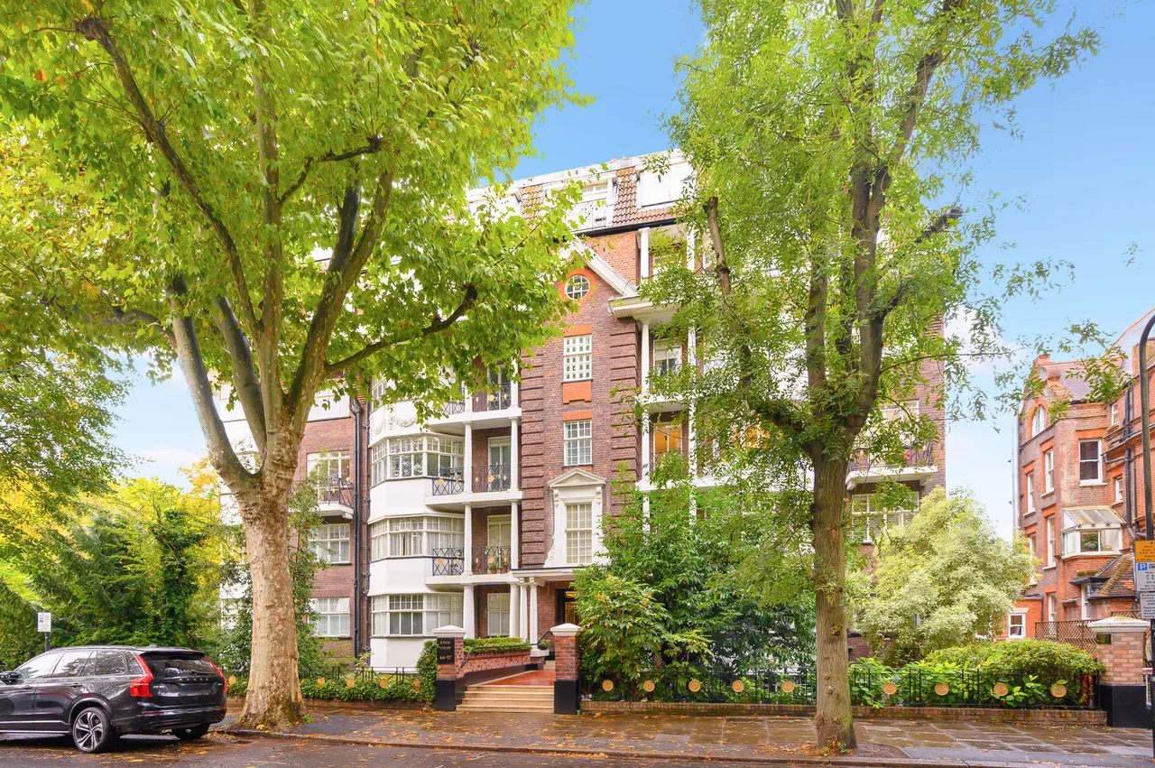 3 bed flat to rent, London, NW3