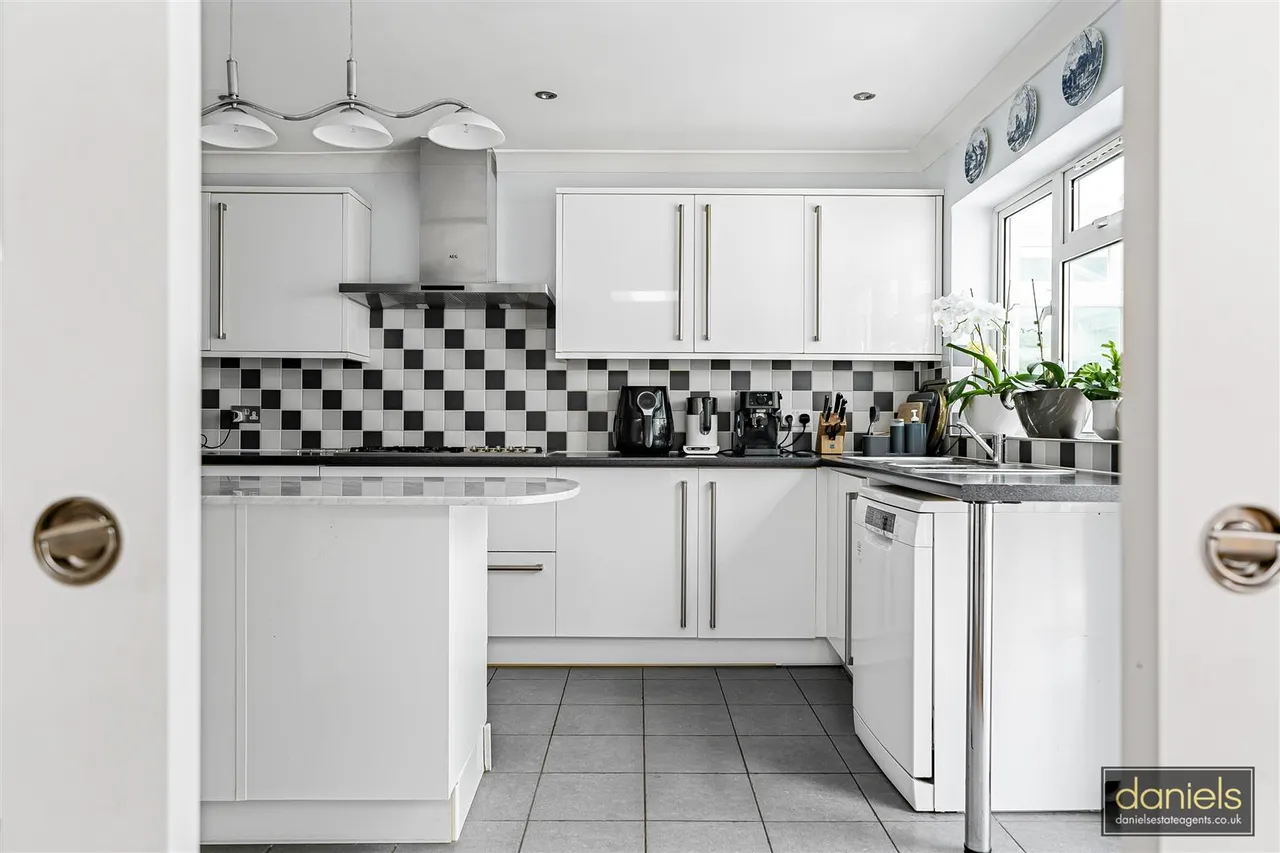 Priory Gardens, Wembley, HA0, photo 8