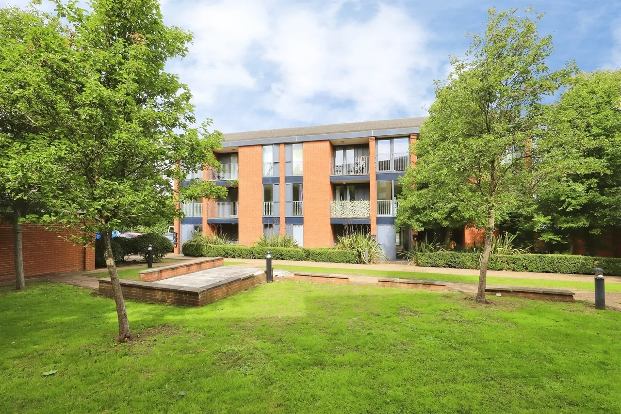 2 bed flat for sale, Liana Gardens, Wolverhampton, WV2