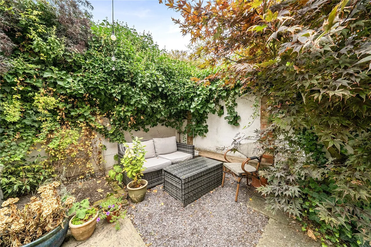 Upper South View, Farnham, Surrey, GU9 7JN, photo 15