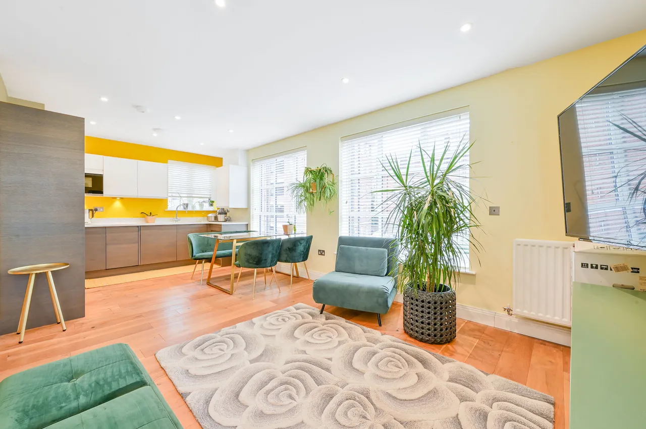 1 bed flat to rent — Flat 2, 6 Castle Row, Horticultural Place, London