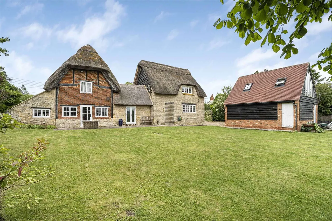 4 bed house for sale, Lillingstone Road, Akeley, MK18