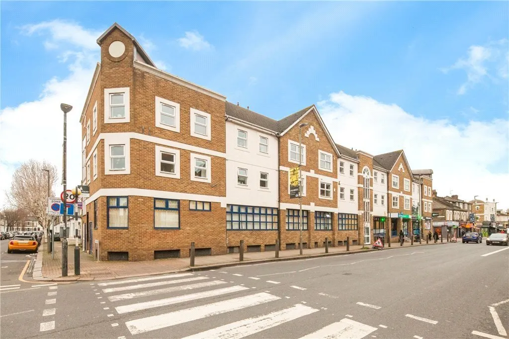 Hertford Court, 45 Falcon Road, Battersea, London, SW11, photo 2