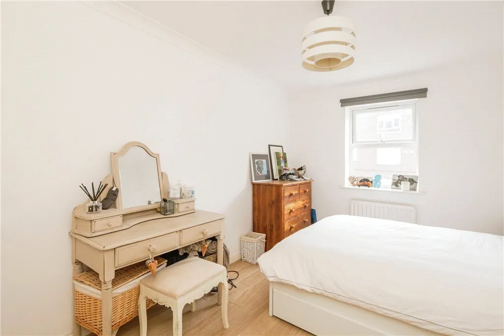 Hertford Court, 45 Falcon Road, Battersea, London, SW11, photo 5
