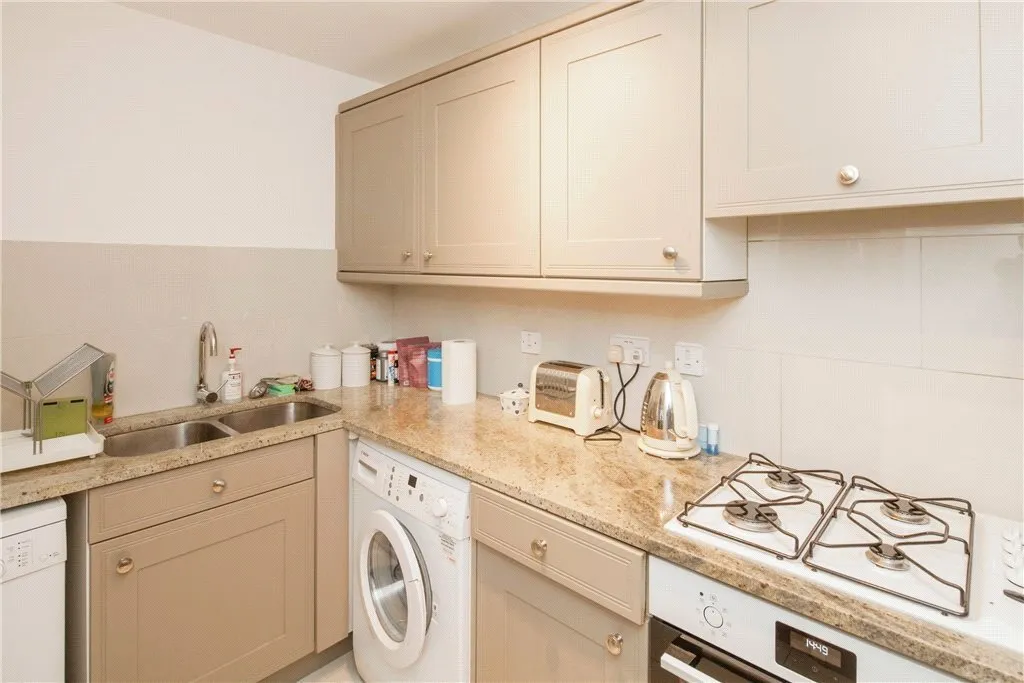 Hertford Court, 45 Falcon Road, Battersea, London, SW11, photo 3