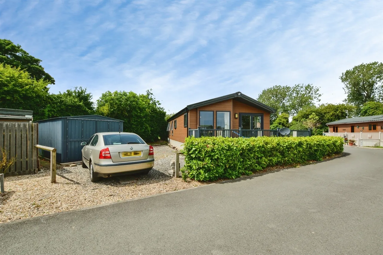 2 bed lodge for sale — Skegness Road, Burgh Le Marsh, Skegness