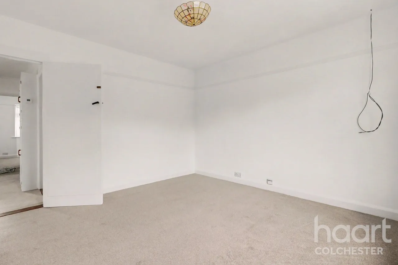 The Heath, CO11, photo 11