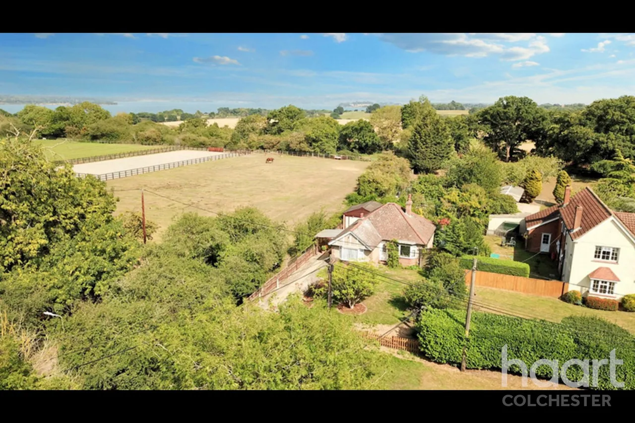 The Heath, CO11, photo 2