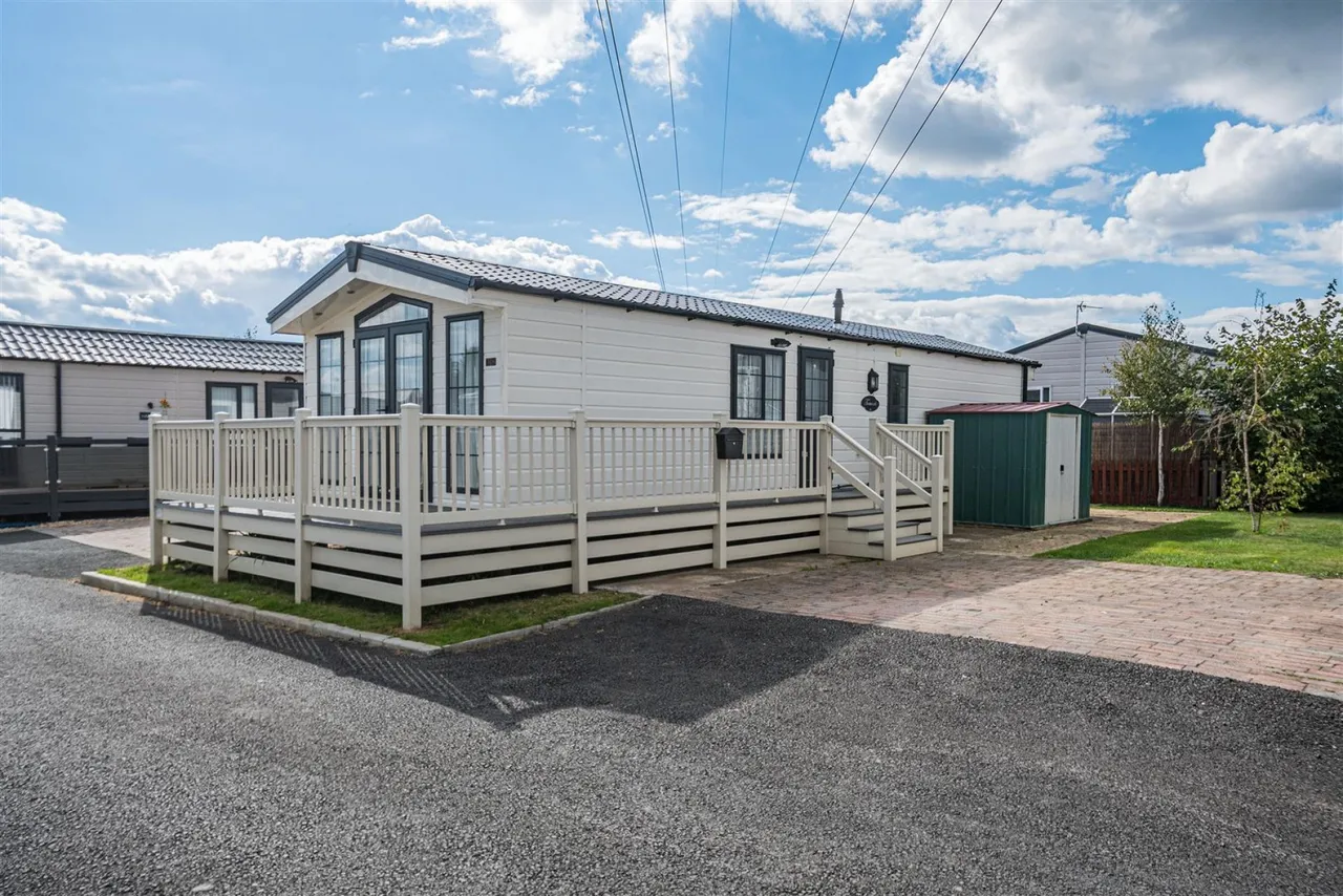 2 bed park home for sale, Tewkesbury Road, Norton, GL2
