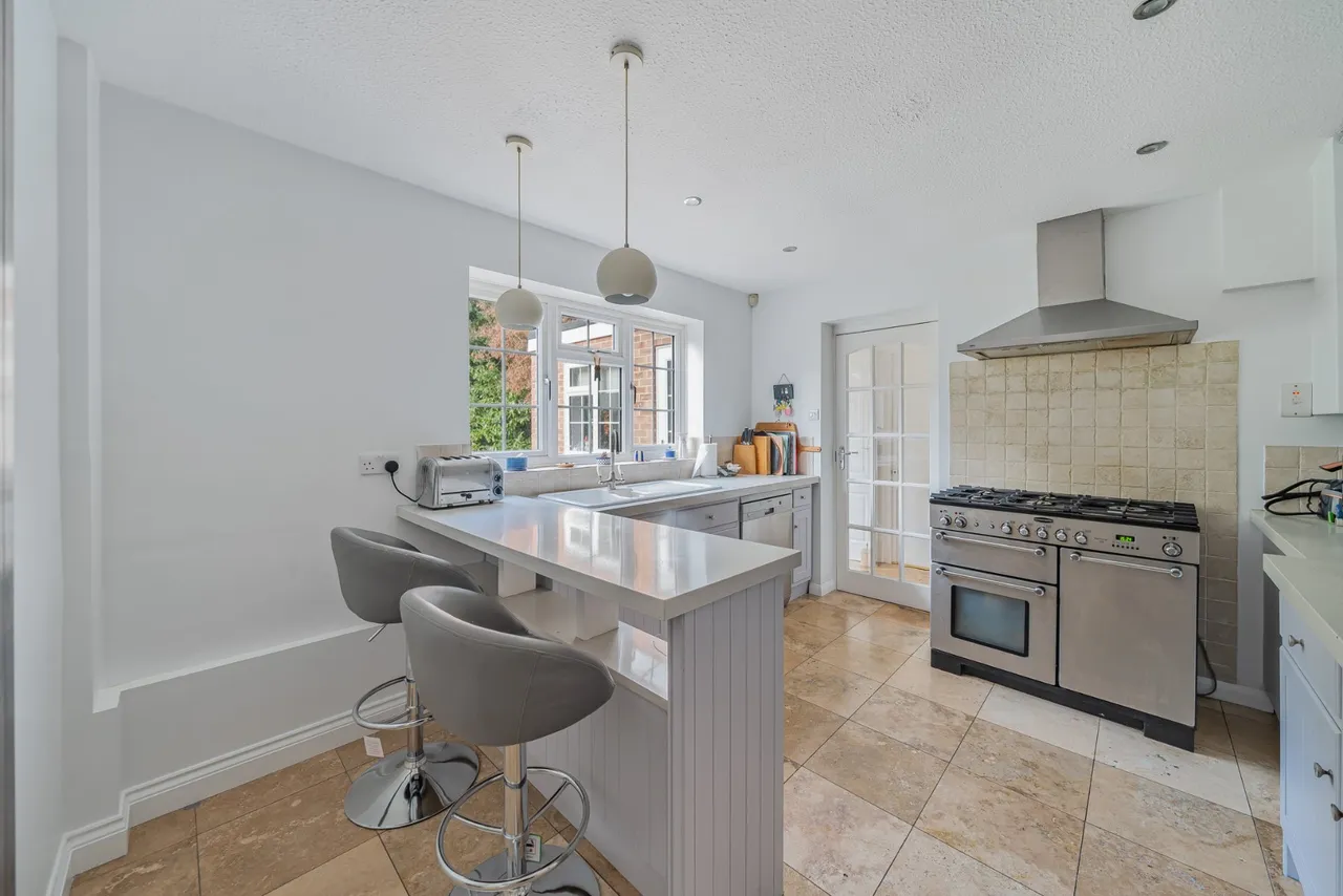 Fairford Close, West Byfleet, KT14, photo 8