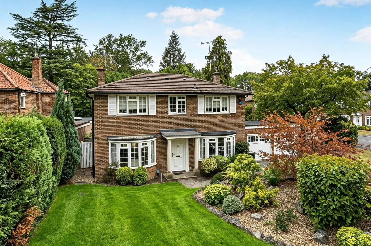4 bed house for sale, Fairford Close, West Byfleet, KT14