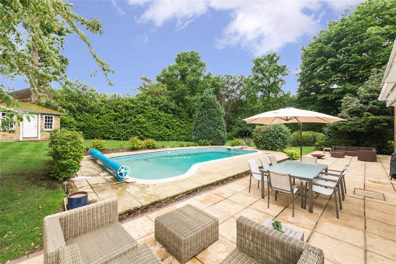 Old Avenue, West Byfleet, Surrey, KT14, photo 3