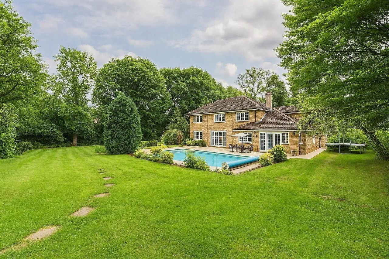 5 bed house to rent — Old Avenue, West Byfleet, Surrey, KT14
