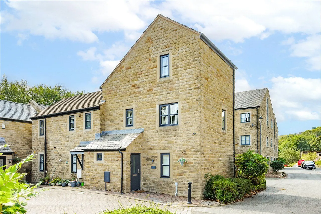 Station Approach, Delph, OL3, photo 2