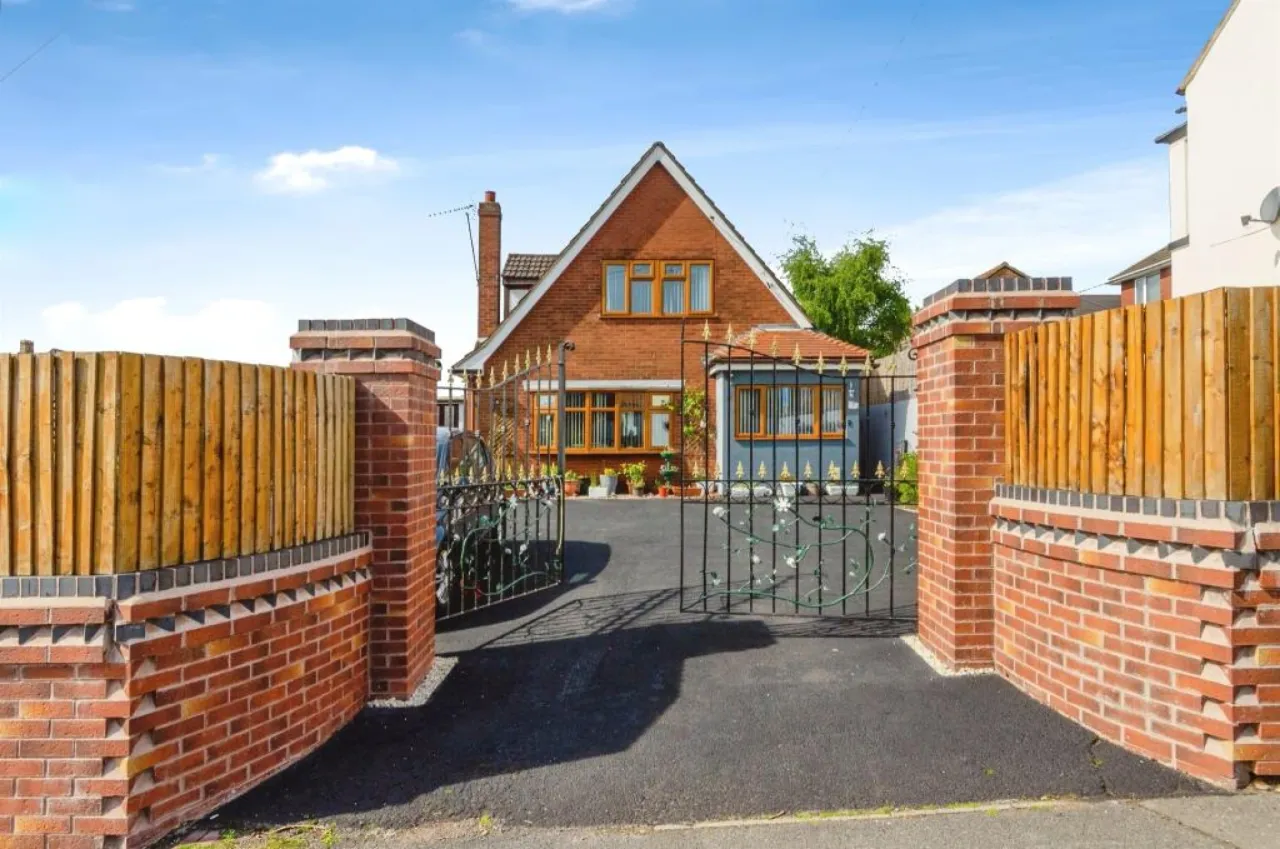 4 bed property for sale, Greenheath Road, Cannock