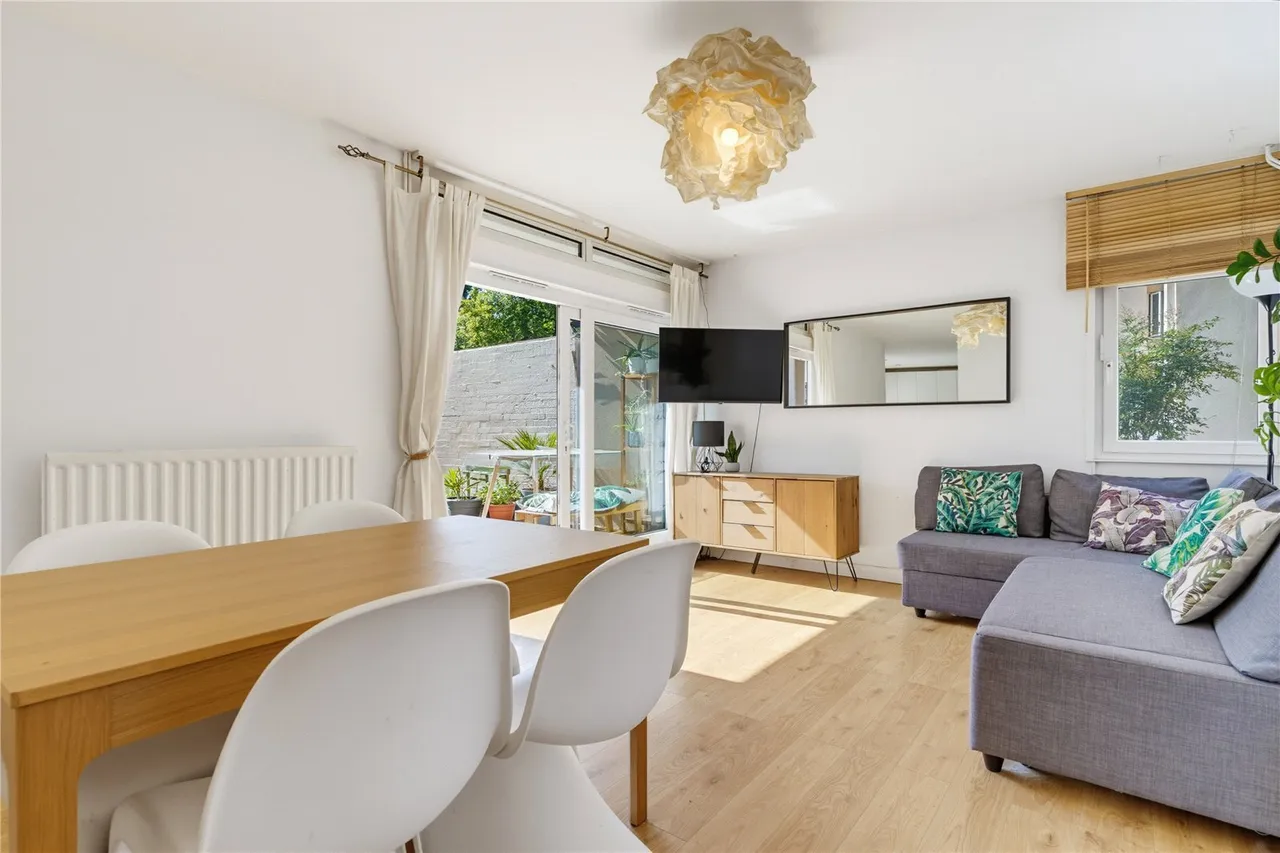 3 bed flat for sale, Cedars Road, London, SW4