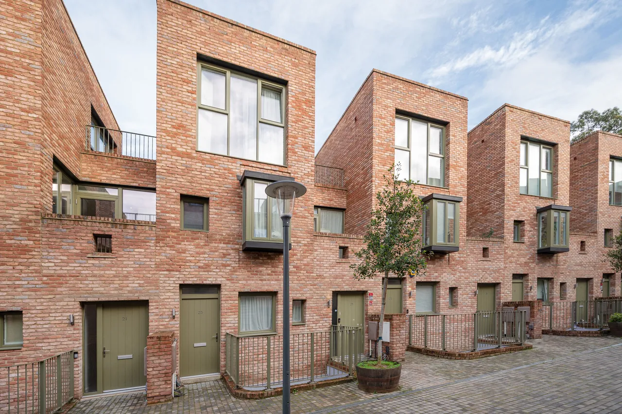 2 bed flat for sale — 25 Edgewood Mews, London
