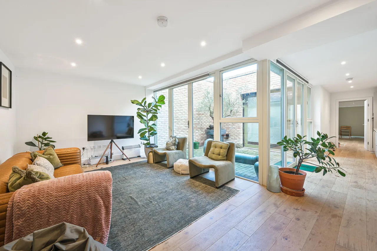 25 Edgewood Mews, London, photo 4